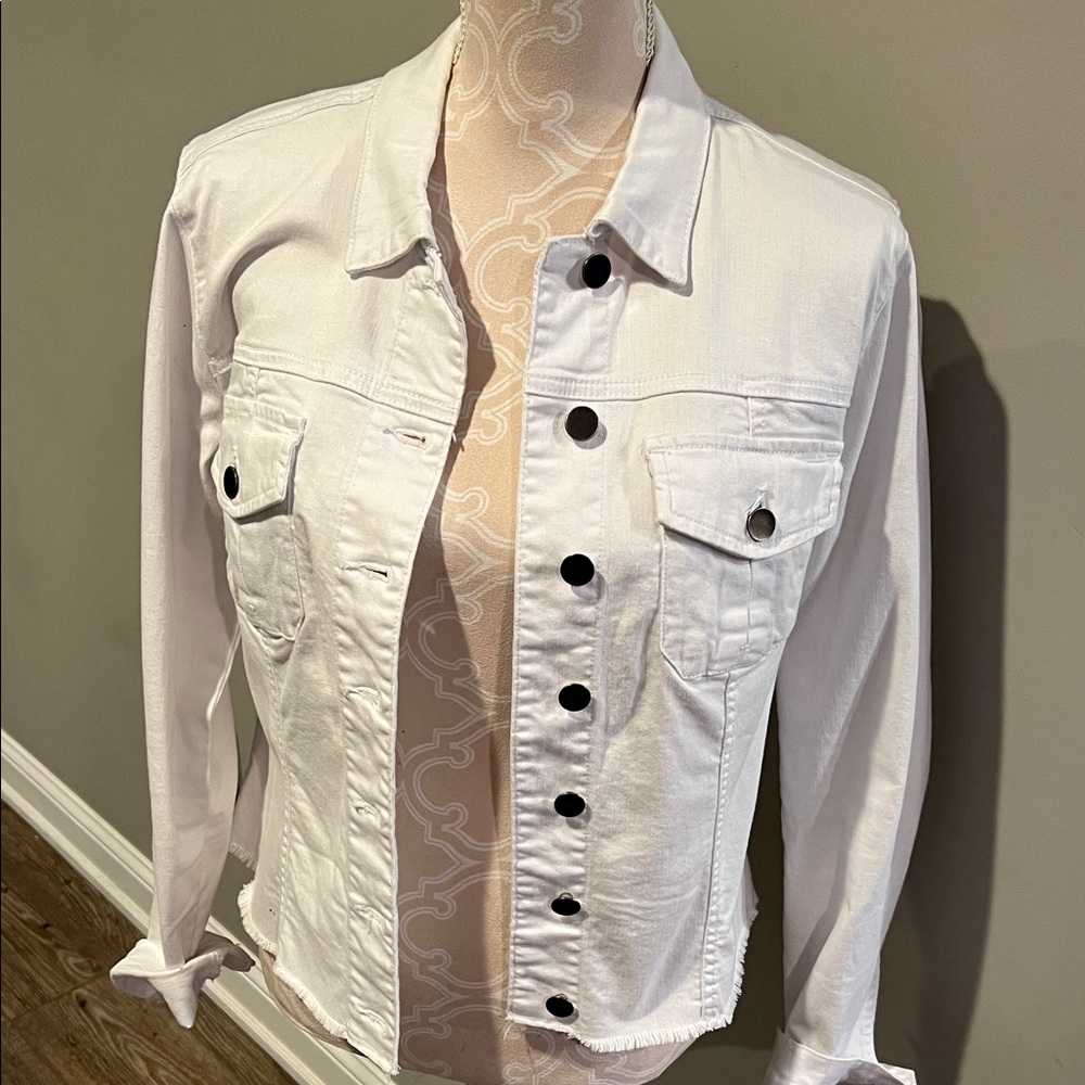 White Denim KUT from the Kloth jacket silver button frayed bottom.